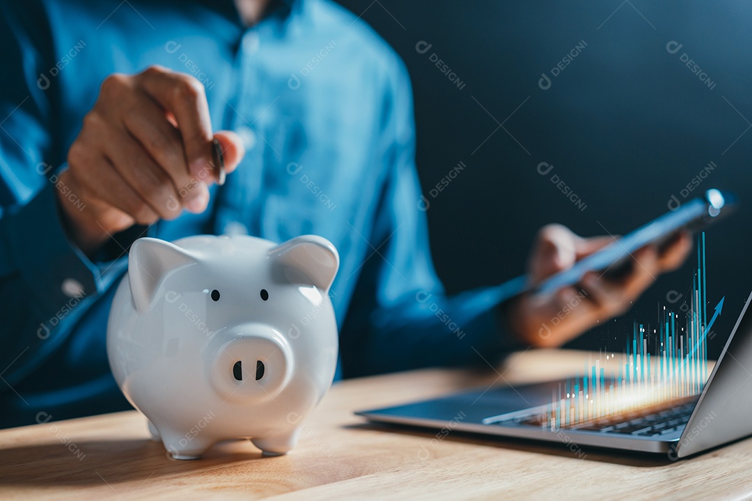 Empresário economizando dinheiro em setas e gráfico de gráfico de realização de meta de cofrinho.