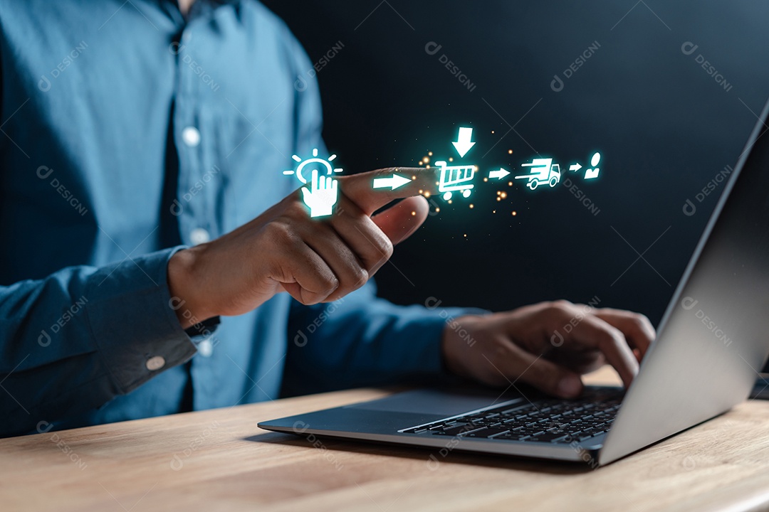 Empresário usando mídia portátil e marketing digital para entrega de cadeia de logística