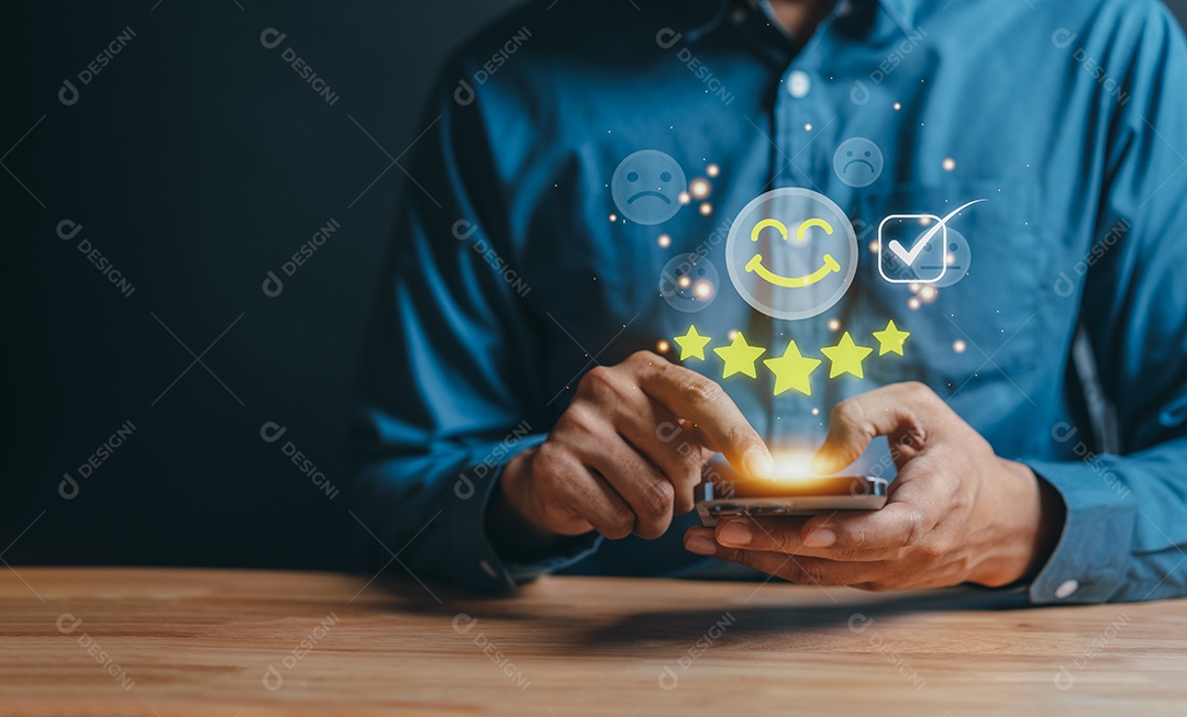 Conceito de satisfação do cliente. empresário usando um smartphone para escolher 5 estrelas.