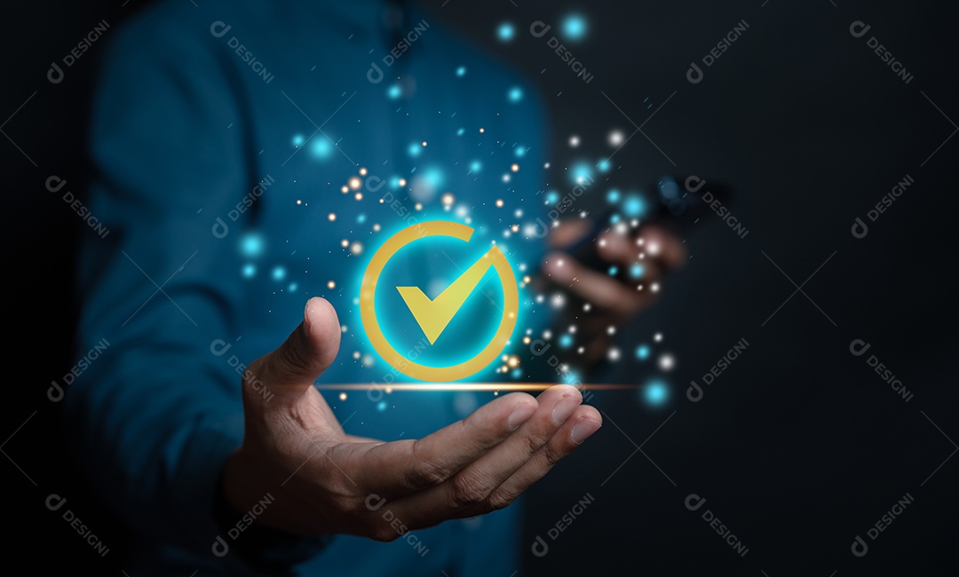 O empresário usa o telefone celular dando com a marca correta para aprovar o documento