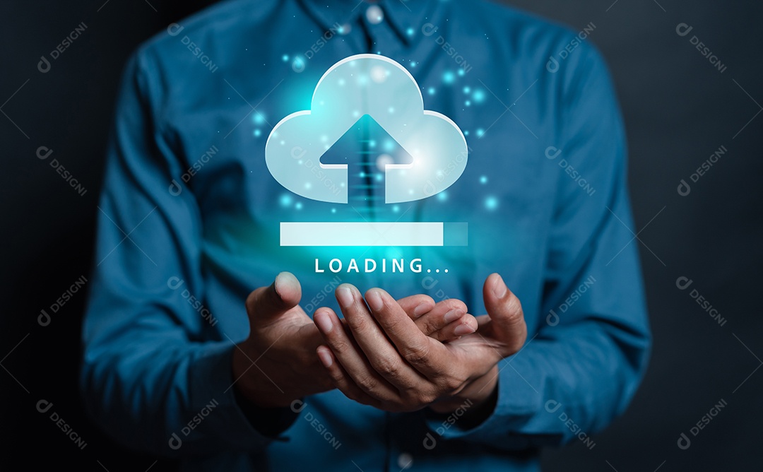 Empresário segurando computação em nuvem brilhante virtual para baixar e carregar informações