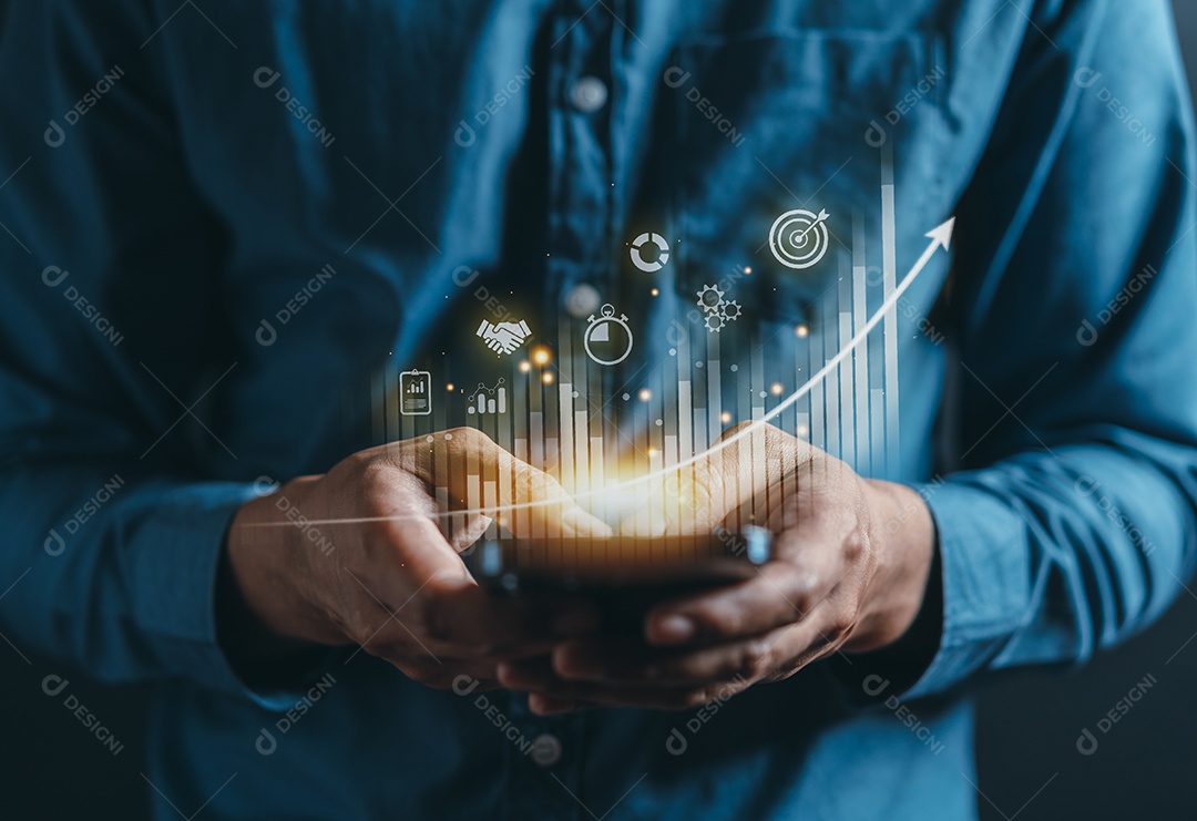 Empresário usando telefone celular para analisar dados financeiros do gráfico de negociação forex.