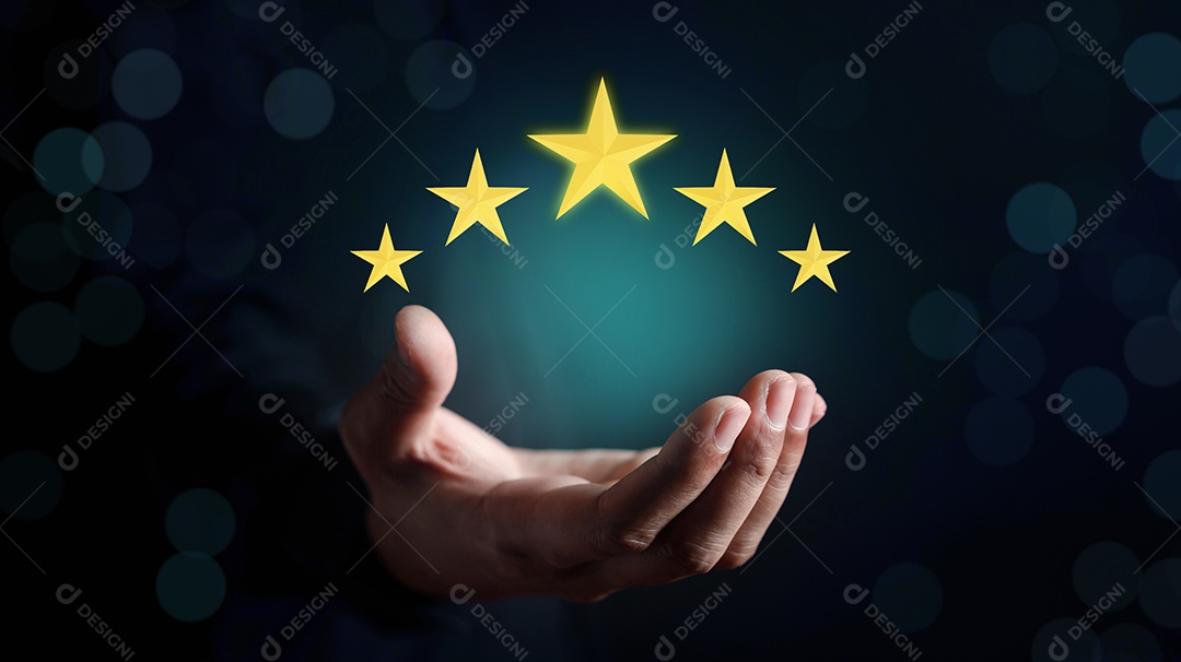 Empresário segurando cinco estrelas para feedback do cliente e avaliação em serviço e produto de experiência