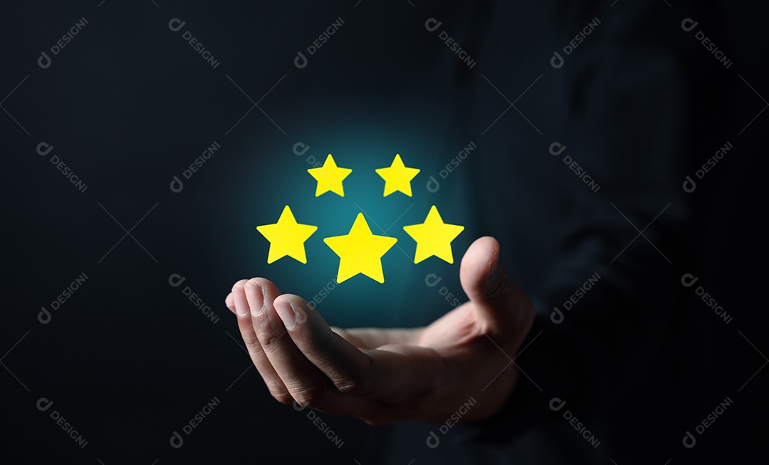 Empresário segurando cinco estrelas para feedback do cliente e avaliação em serviço e produto de experiência.