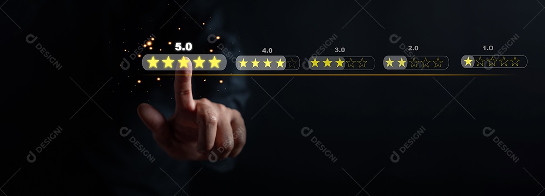 Empresário do cliente tocando o serviço de classificação seletiva de cinco estrelas