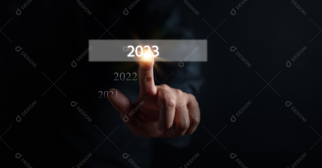 Empresário tocando tela virtual no número 2023