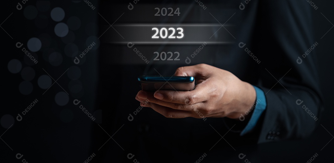 Empresário tocando tela virtual no número 2023