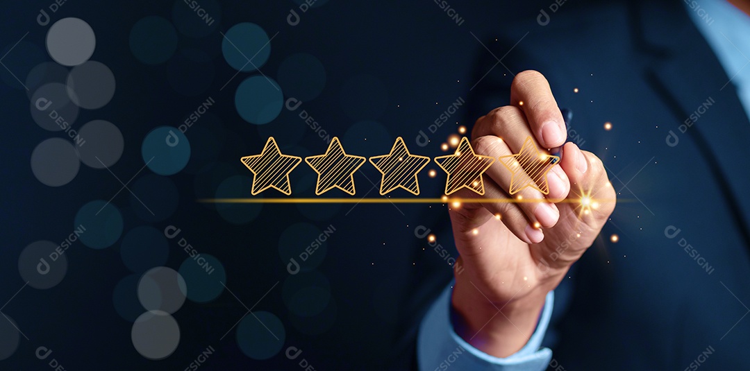 Empresário segurando cinco estrelas para feedback do cliente e avaliação em serviço e produto de experiência.