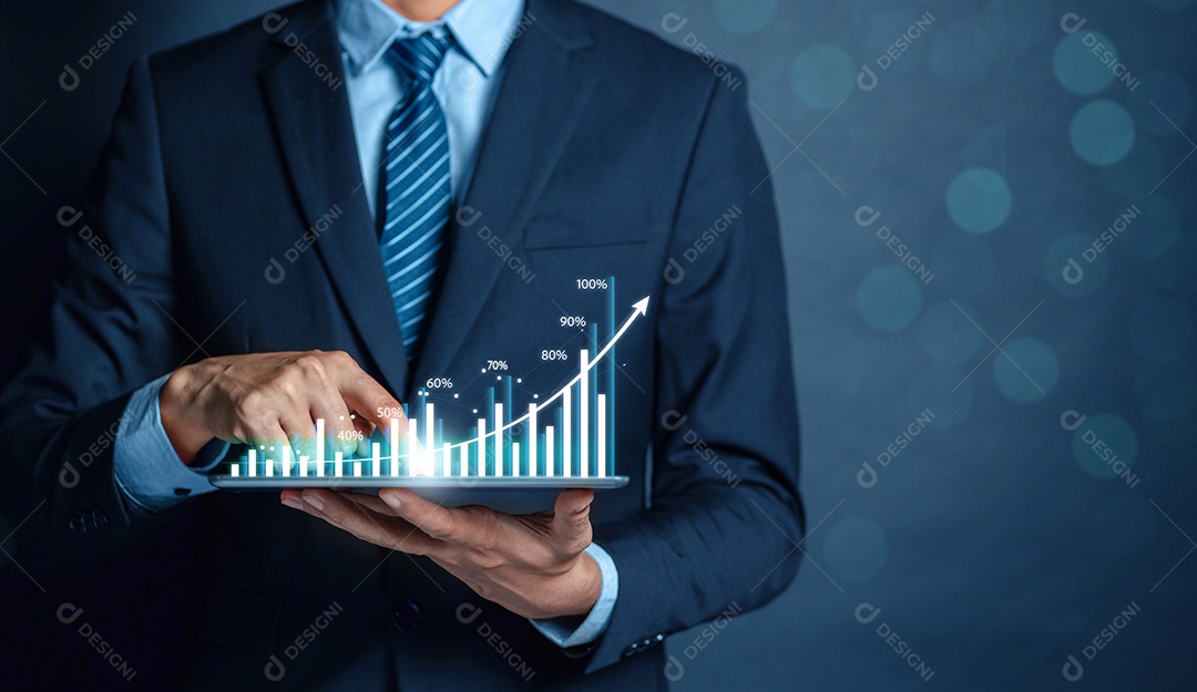Empresário usando tablet para analisar a negociação de dados de vendas e mostrando uma tela virtual crescente de estatísticas