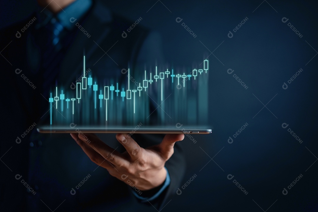 Empresário usando tablet para analisar a negociação de dados de vendas e mostrando uma tela virtual crescente de estatísticas