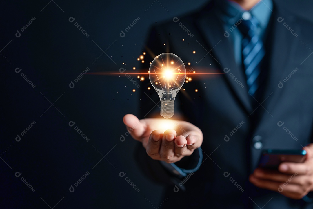 Empresário segurando lâmpada virtual e crescimento de negócios de sucesso chave