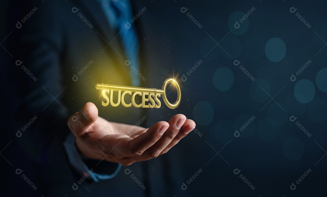 Empresário, segurando o planejamento de negócios de sucesso de chave de ouro e estratégia