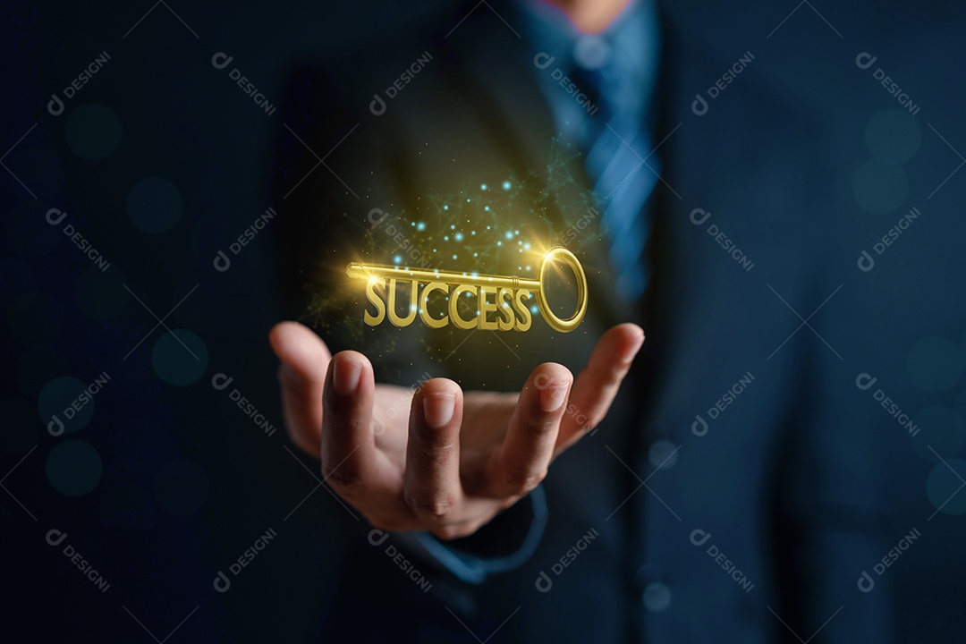 Empresário, segurando o planejamento de negócios de sucesso de chave de ouro e estratégia