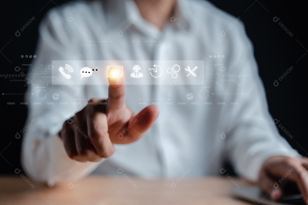 Empresário usando um laptop e tocando em ícones de contato de tela virtual.