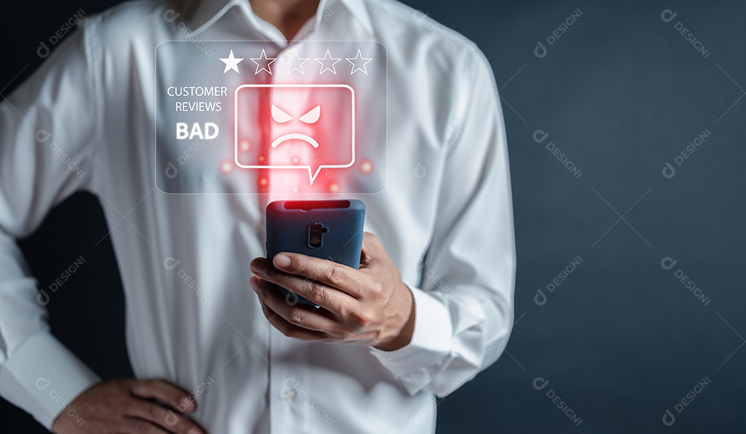 Experiência do cliente insatisfeita selecione emoticon de rosto ruim na tela do smartphone.