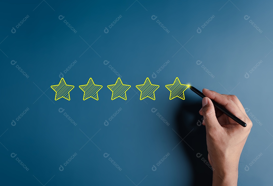 Escrevendo à mão cinco estrelas para feedback e avaliação do cliente em serviço e produto de experiência.