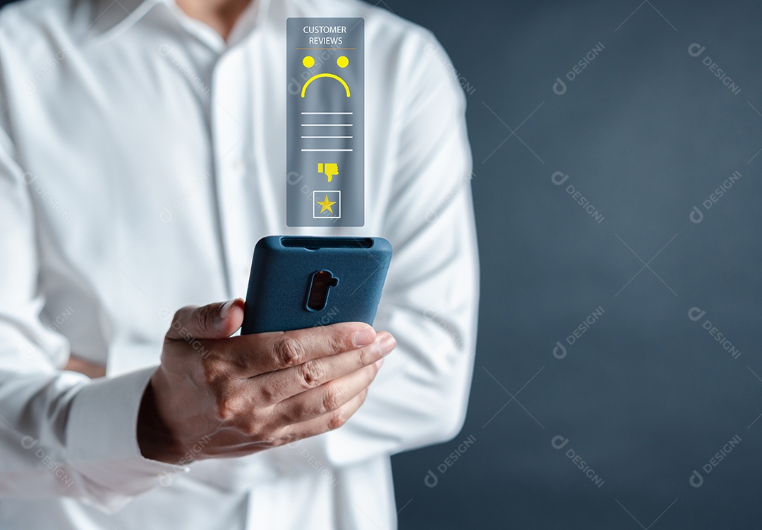 Experiência do cliente insatisfeita selecione emoticon de rosto ruim na tela do smartphone.