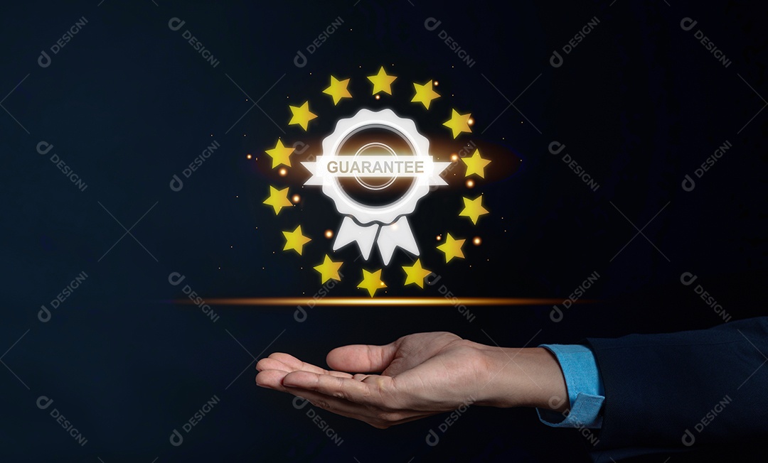 Mãos de negócios mostrando rótulo de marca de ícone de garantia virtual