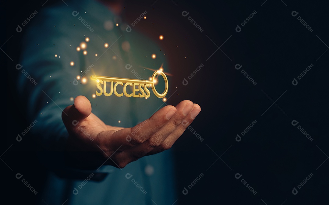 Empresário, segurando o planejamento de negócios de sucesso de chave de ouro