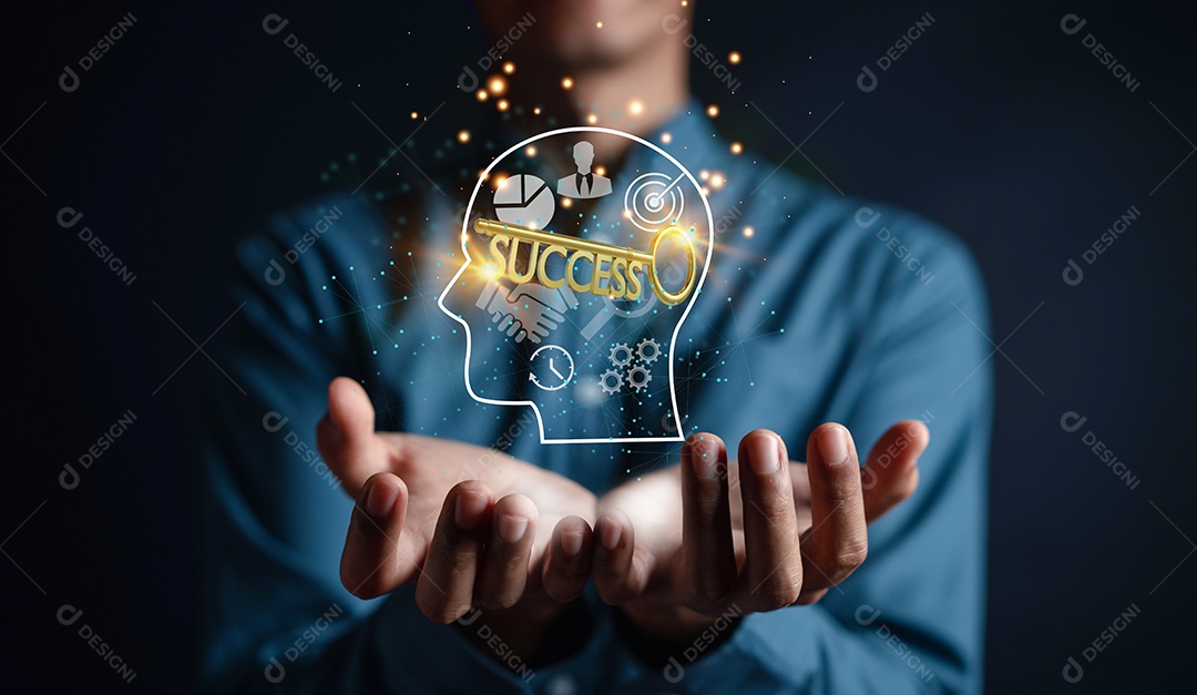 Empresário segurando o cérebro virtual no crescimento de negócios de sucesso chave