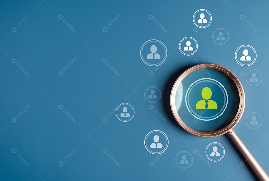 HRM ou gestão de recursos humanos, foco de lupa para desbloquear o ícone de chave de negócios do gerente