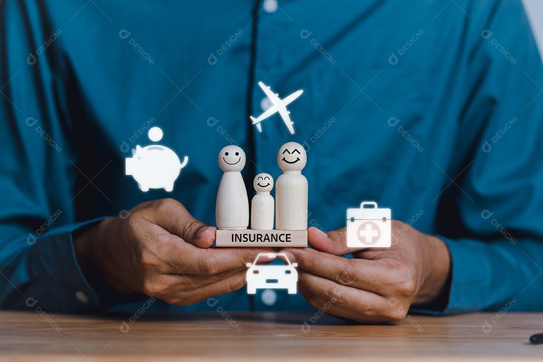 Empresário segurando modelo de madeira humana e vida virtual e ícone de viagem seguro familiar