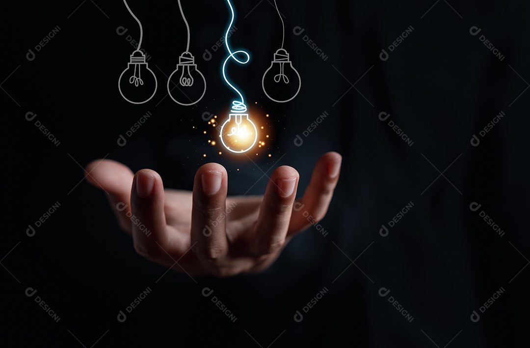 Mão tocando a lâmpada brilhante entre a lâmpada não acende para ideias