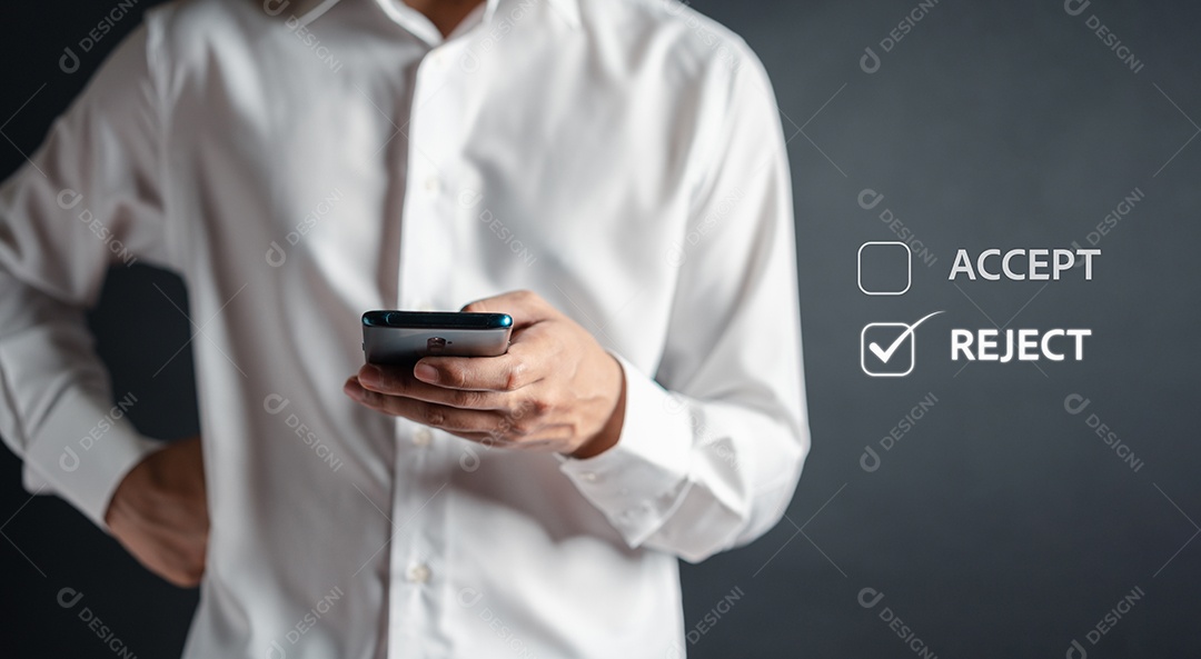 Empresário usando smartphone toque no botão de marca incorreta para rejeitar documento e conceito de projeto