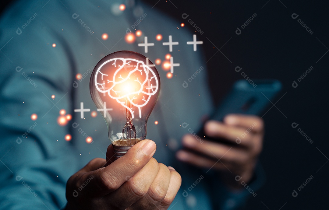 Empresário segurando lâmpada para apresentar novas ideias Grande inspiração e inovação novo começo.