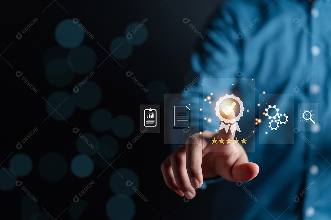 Cliente tocando tela virtual a melhor garantia de qualidade para produto de garantia ou pesquisa de satisfação