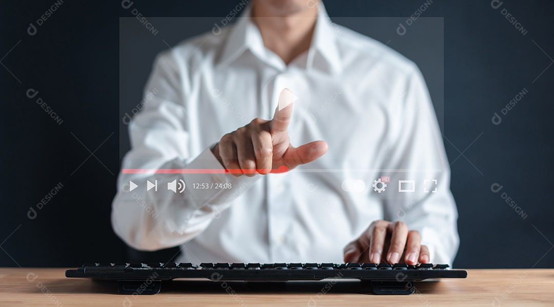 Homem usando teclado para streaming on-line no holograma de tela virtual