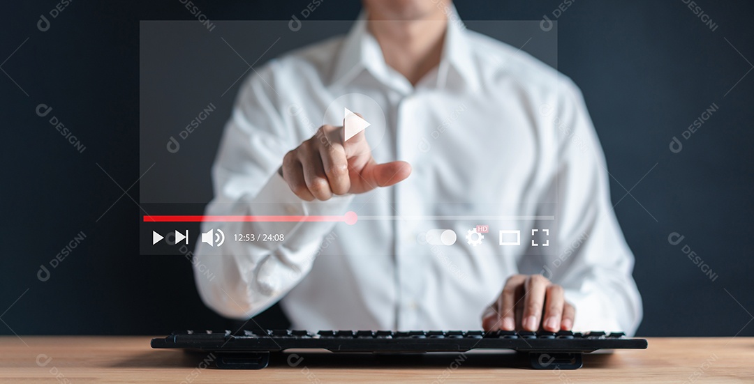 Homem usando teclado para streaming on-line no holograma de tela virtual