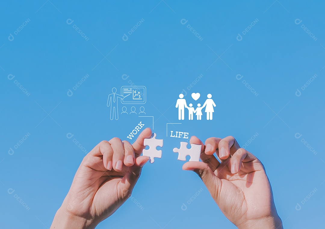 Mão de mulher conectando quebra-cabeça no fundo do céu