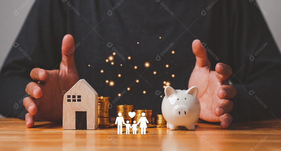 O empresário mostra o cofrinho, a propriedade da casa e o ícone da família na mesa, doação