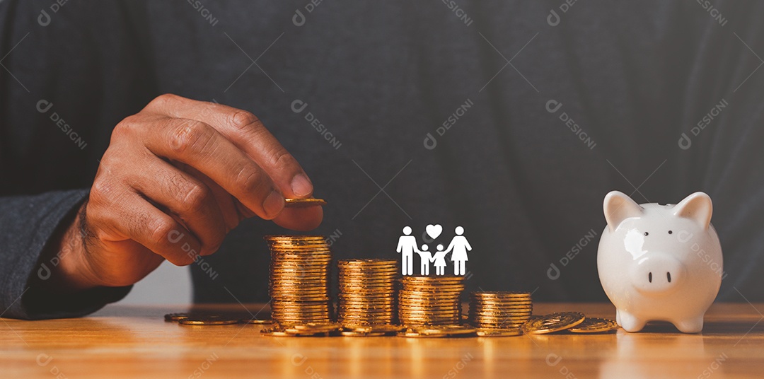 Empresário colocando moeda no cofrinho e família de ícones na mesa, doação, economia