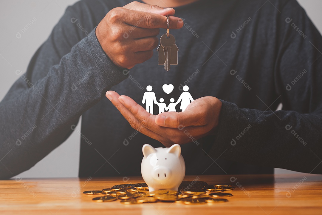 Empresário com moeda, cofrinho, mantenha a casa chave e a família de ícones na mesa, doação, economia