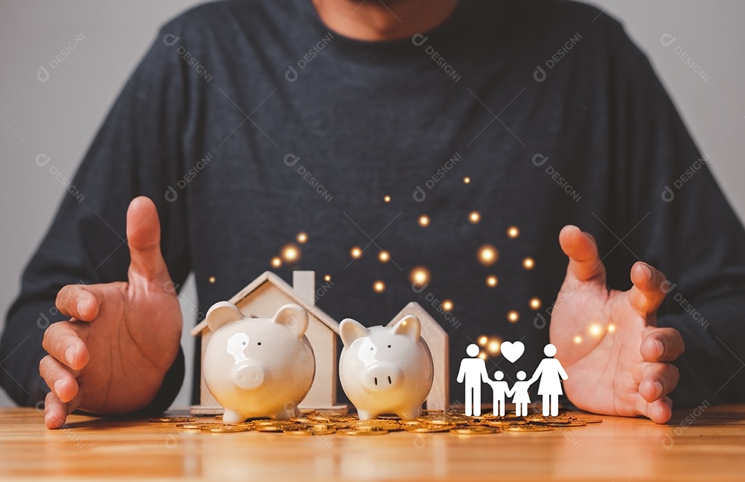 O empresário mostra o cofrinho, a propriedade da casa e o ícone da família na mesa, doação