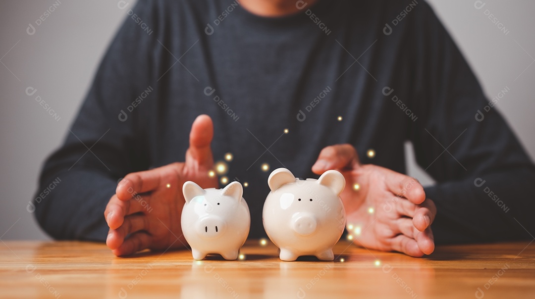 Empresário mostra o cofrinho na mesa, doação, economia, caridade, conceito de plano de finanças familiares