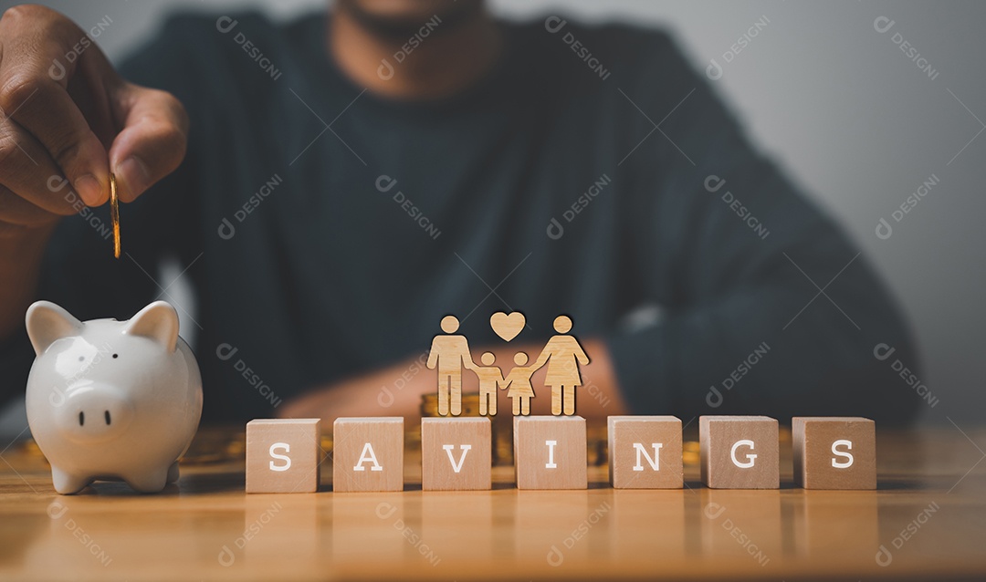 Conceito de plano de finanças familiares, empresário colocando moedas no cofrinho economizando dinheiro e família