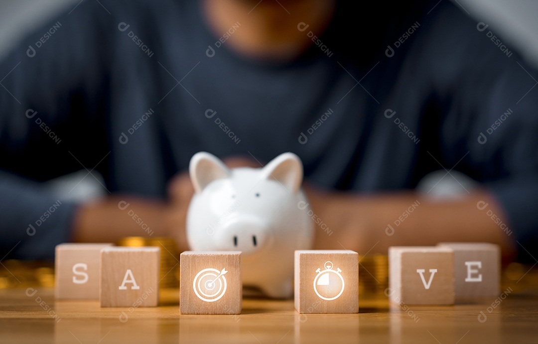 Estratégia de negócios, plano de ação, objetivo e alvo, cofrinho e bloco de madeira