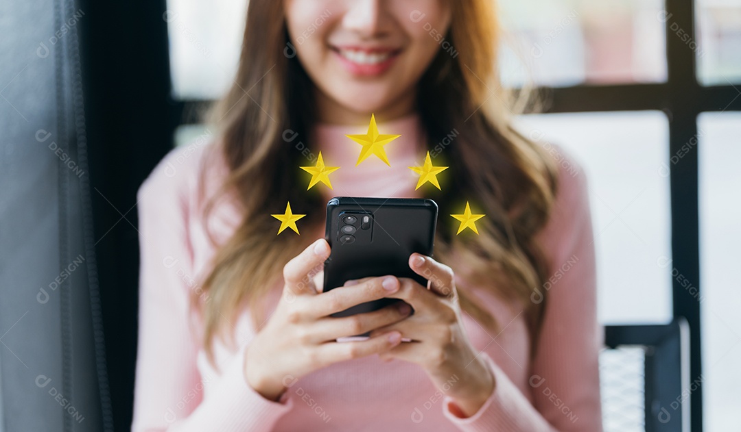 Conceito de satisfação do cliente. empresário usando um smartphone para escolher 5 estrelas.