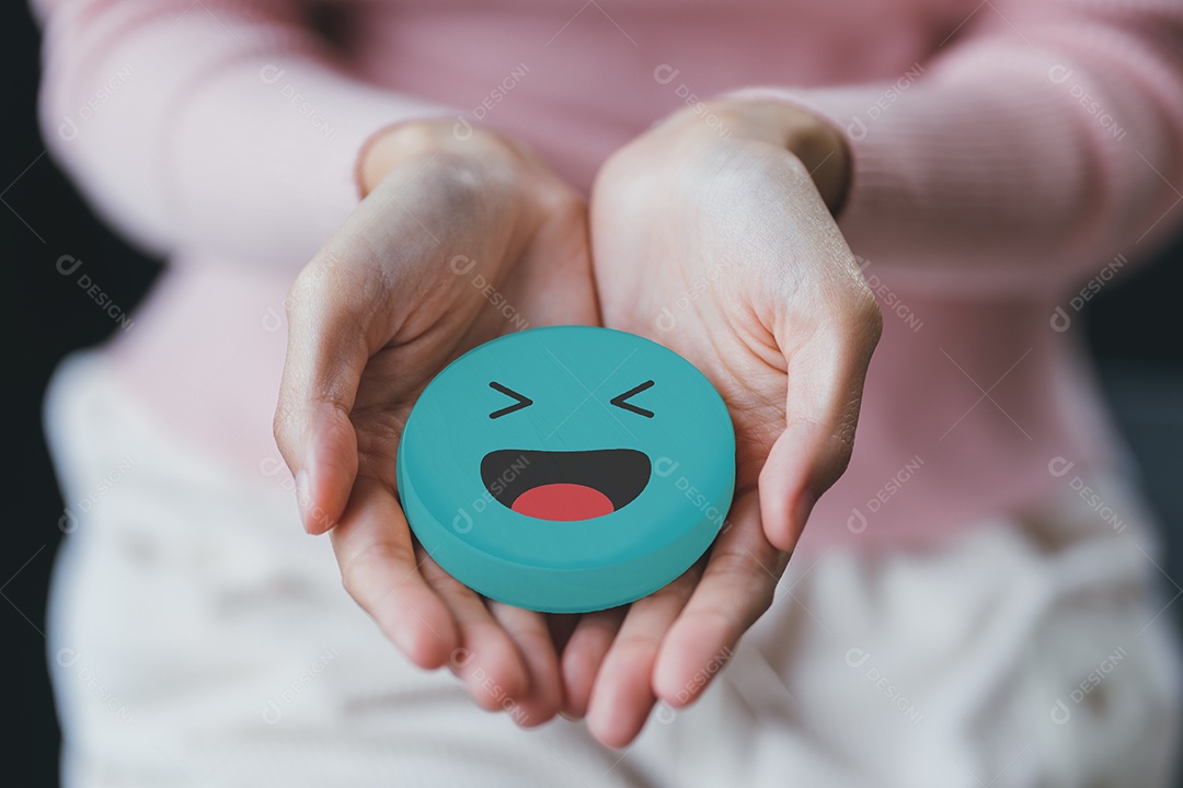 Mulher asiática segurando sorriso feliz azul no corte de papel, usuário dando boa classificação de feedback