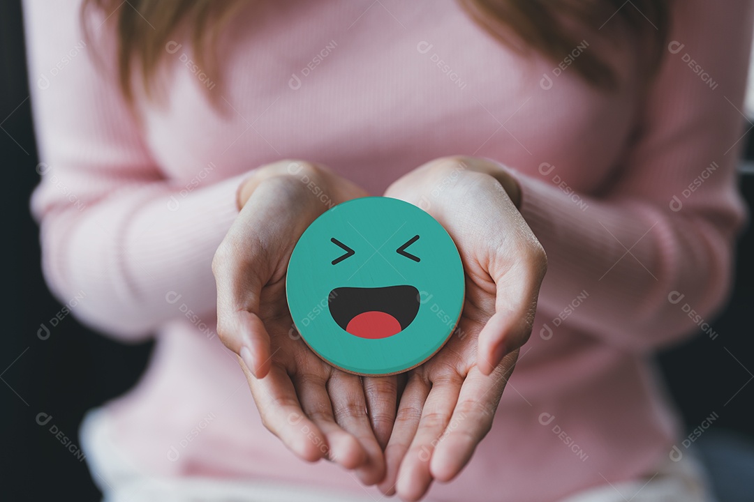 Mulher asiática segurando sorriso feliz azul no corte de papel, usuário dando boa classificação de feedback