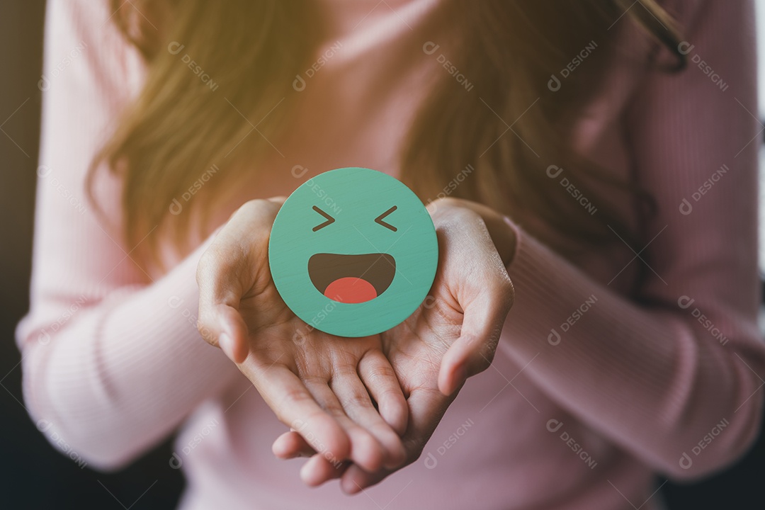 Mãos de mulher segurando sorriso feliz no bloco de madeira, usuário dando boa classificação de feedback