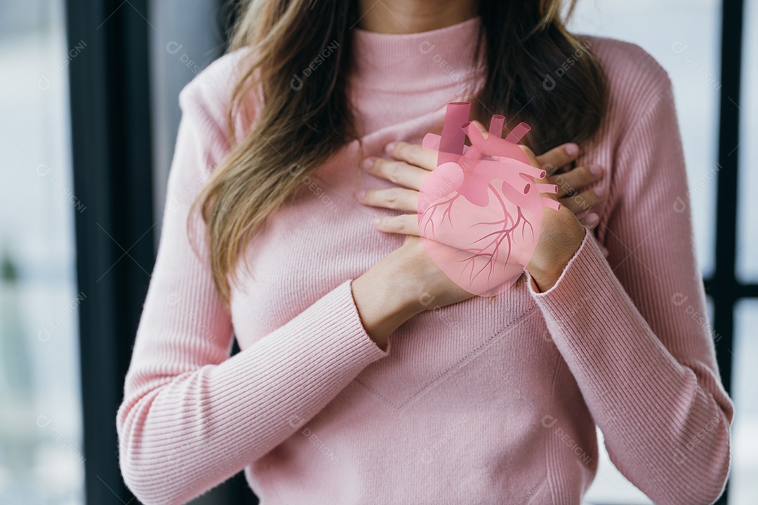 Mulher segurando o peito com anatomia do coração