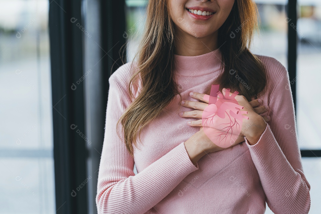 Mulher segurando o peito com anatomia do coração