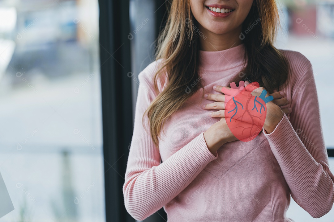 Mulher segurando o peito com anatomia do coração