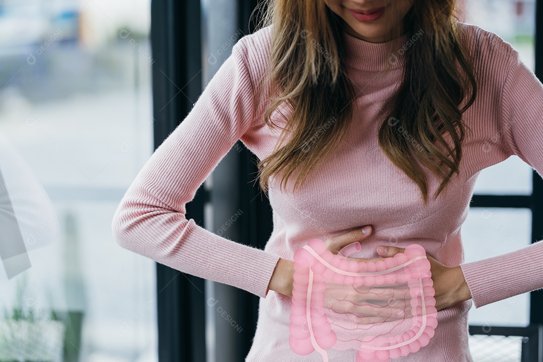 Mãos de mulher tocando no estômago com ícone virtual do intestino