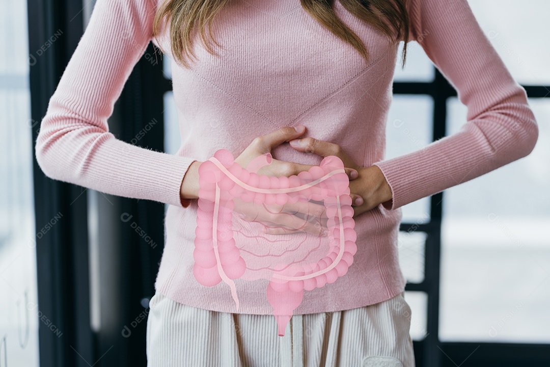 Mãos de mulher tocando no estômago com ícone virtual do intestino