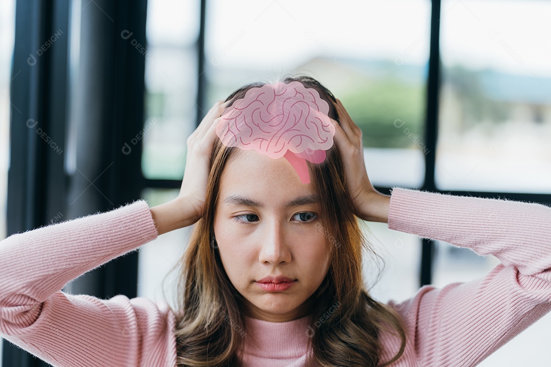 Mulher pensante tocando a cabeça com sinais cerebrais